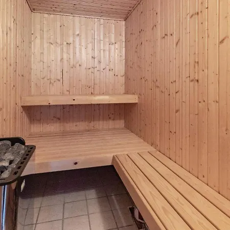 6 Person In Farso-by Traum *