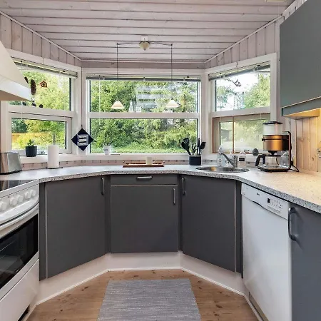 6 Person In Farso-by Traum