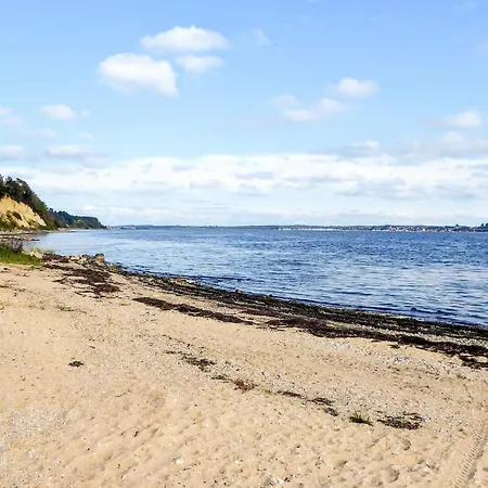 6 Person In Farso-by Traum *